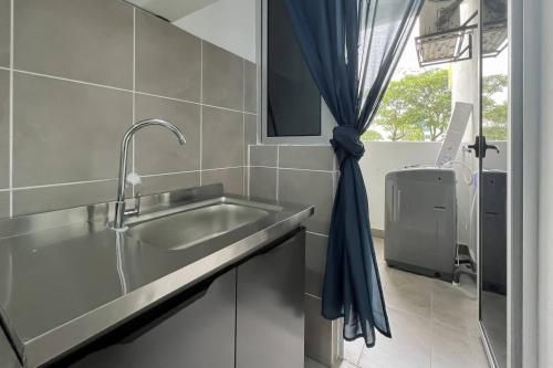 Ένα μπάνιο στο DK Impian Luxury Condominiums, Subang Airport - Smarthome