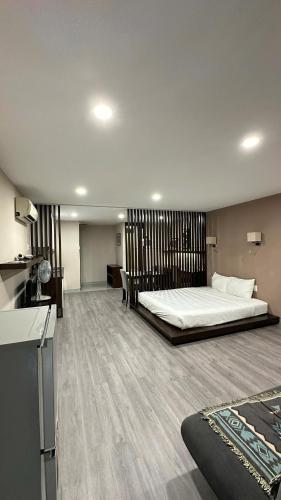 ホーチミン・シティにあるPNT Houseの部屋の中に大きなベッドがある寝室