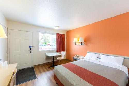 A bed or beds in a room at Motel 6-Klamath Falls, OR