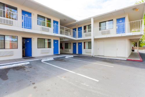 an empty parking lot in front of a building at Motel 6-Klamath Falls, OR in Klamath Falls