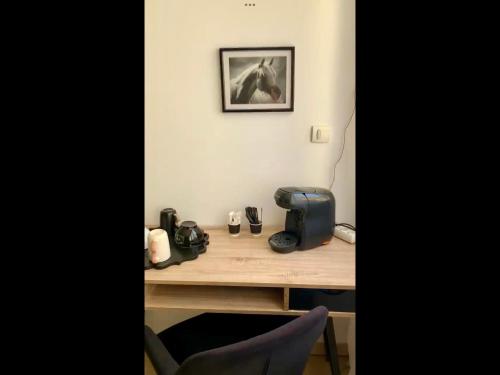 a desk with a camera and a picture on the wall at Villa fiora chambre in Martigues