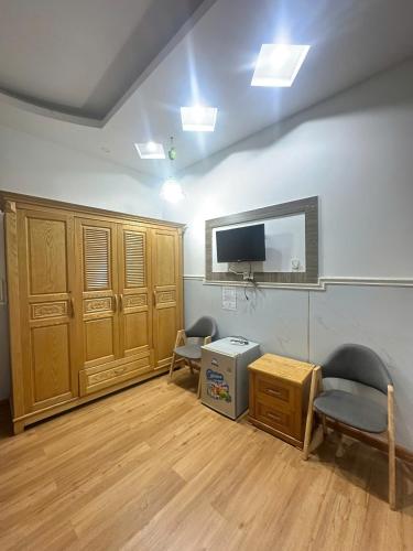 a room with two chairs and a flat screen tv at Tiến Đạt Hotel Vũng Tàu in Vung Tau