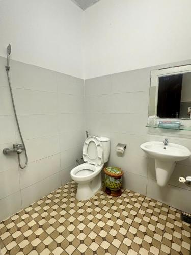 a bathroom with a toilet and a sink at Tiến Đạt Hotel Vũng Tàu in Vung Tau