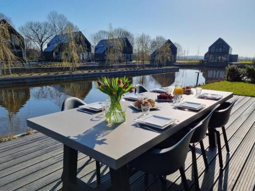 Φωτογραφία από το άλμπουμ του Water Villa in Balk by Frisian Lakes, cleaning included σε Balk