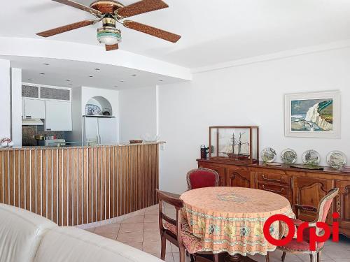 un salon avec une table et une cuisine dans l'établissement Luxueux appartement avec piscine, climatisation, et WIFI, à 5 min de Monaco - FR-1-647-44, à Roquebrune-Cap-Martin