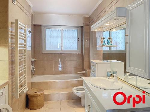 une salle de bain avec une baignoire, un lavabo et des toilettes dans l'établissement Luxueux appartement avec piscine, climatisation, et WIFI, à 5 min de Monaco - FR-1-647-44, à Roquebrune-Cap-Martin