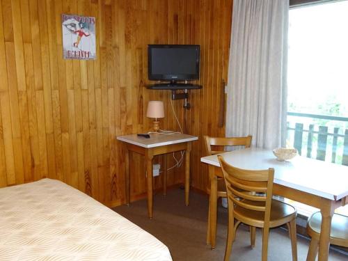 une chambre avec un lit, une table et une télévision dans l'établissement Studio pour 2 avec WiFi - Les Gets Centre - FR-1-802-97, aux Gets