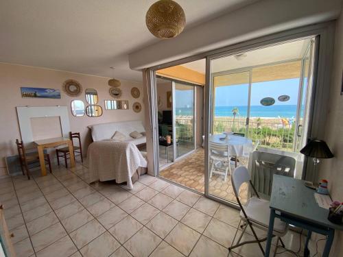 un salon avec vue sur l'océan dans l'établissement Appartement 2 pièces 5 pers avec Parking au Barcarès - FR-1-81-643, au Barcarès
