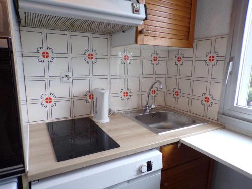 une petite cuisine avec un évier et un comptoir dans l'établissement Appartement cosy avec piscine à deux pas de la plage - FR-1-328-270, à La Grande Motte