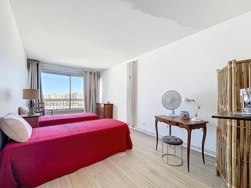 une chambre avec deux lits et une table et une fenêtre dans l'établissement Superbe T3 rénové entre port et plage avec parking privé - FR-1-715-109, à Mauguio