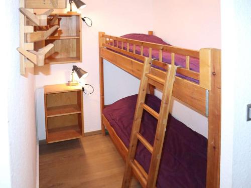une chambre avec deux lits superposés et une lampe dans l'établissement Studio 5 pers à 150m des pistes, animaux admis - FR-1-322-671, aux Orres