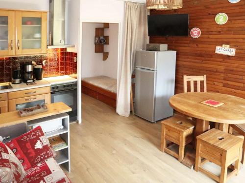 Il comprend une cuisine équipée d'une petite table et d'un réfrigérateur. dans l'établissement Studio 5 pers à 150m des pistes, animaux admis - FR-1-322-671, aux Orres