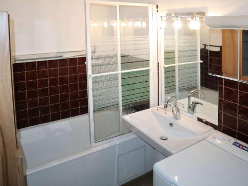 une salle de bain avec un lavabo, une douche et une baignoire dans l'établissement Studio 5 pers à 150m des pistes, animaux admis - FR-1-322-671, aux Orres