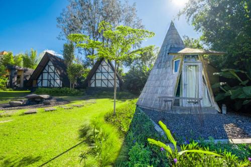 Κήπος έξω από το Bamboo Mount Batur and Hot Spring