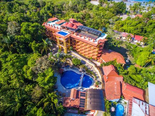widok z powietrza na ośrodek z basenem w obiekcie Hotel San Bada Resort & Spa w mieście Manuel Antonio