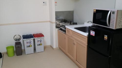 Η κουζίνα ή μικρή κουζίνα στο 02武蔵砂川駅徒歩3分長期滞在も可能な2dk