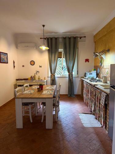 a kitchen and dining room with a table and chairs at La casetta di Ro Ro' Vista sulla Valle dei Templi in Agrigento