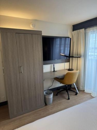 Postel nebo postele na pokoji v ubytování Holiday Inn Express Denver Central - North
