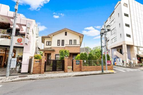 a building on the side of a city street at 親子で遊べるボルダリングやボールプール付きの貸し切りアパート 国立駅徒歩4分 in Kunitachi
