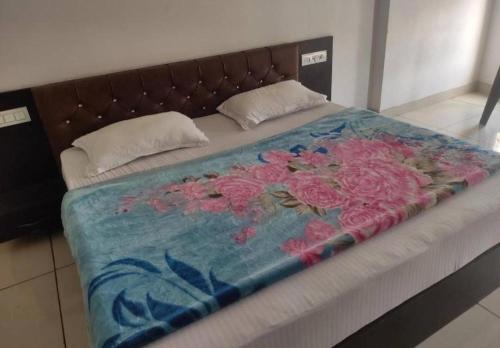 Postel nebo postele na pokoji v ubytování Hotel Satya Narayan