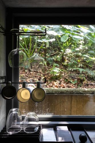 a window with glasses and a fish tank in it at 有餘和宿 HOHOstay in Ruifang