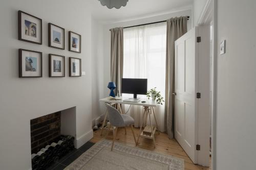 Televisyen dan/atau pusat hiburan di Urban Oasis Serviced Suite - Families, remote work, corporate, contractors