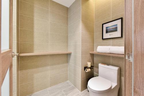 a bathroom with a toilet and a shower at Atour Hotel Capital Airport Beijing in Beijing
