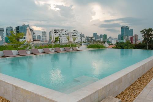 Bazén v ubytování Penh House Hotel nebo v jeho okolí