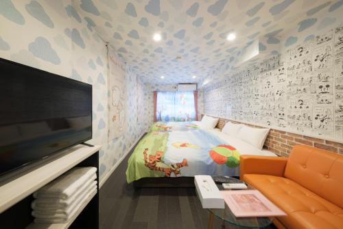 a small bedroom with a bed and a tv at 泊るHouse千葉駅1分 J - 東京ディズニーランドまで30分 線路傍騒音あり in Chiba