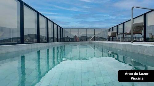 a swimming pool on the roof of a building at Loft pertinho da Vila Germânica com excelente localização in Blumenau