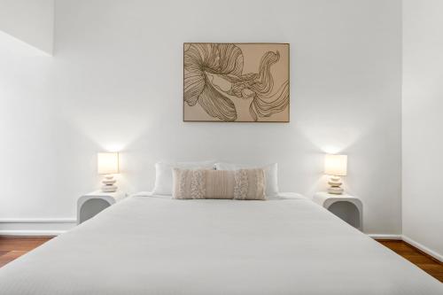 Una cama o camas en una habitación de Montblu at Echo Point