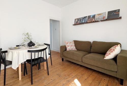 Ruang duduk di Urban Oasis Serviced Suite - Families, remote work, corporate, contractors