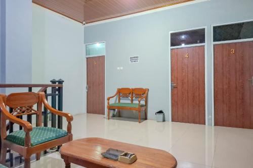 Fotografie z fotogalerie ubytování RedDoorz Syariah at Fariza Guesthouse Kendal v destinaci Brangsong