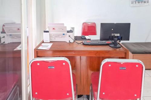 TV a/nebo společenská místnost v ubytování RedDoorz Syariah at Fariza Guesthouse Kendal