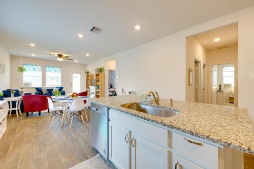 Remote Working Hub with Yard in South Austin Suburbsにあるキッチンまたは簡易キッチン