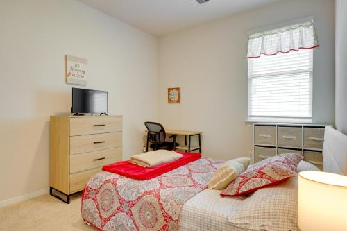 Remote Working Hub with Yard in South Austin Suburbsにあるベッド