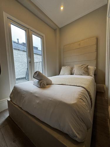 Letto o letti in una camera di Devonshire Terrace Studios