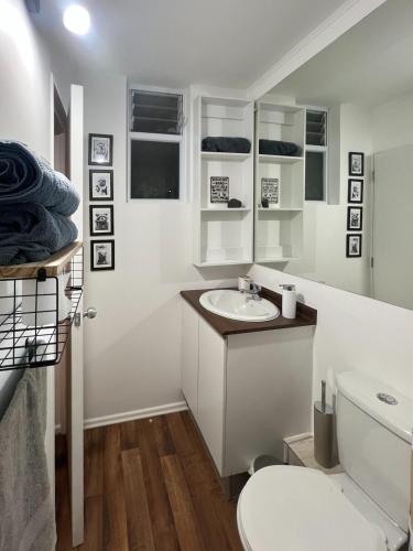 a bathroom with a sink and a toilet at Apartamento con vista a Lago y dos Volcanes in Villarrica