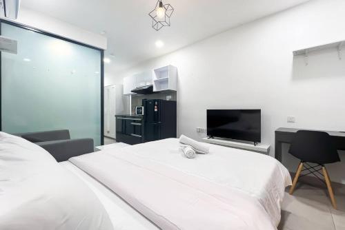 Ένα ή περισσότερα κρεβάτια σε δωμάτιο στο DK Impian Luxury Condominiums, Subang Airport - Smarthome