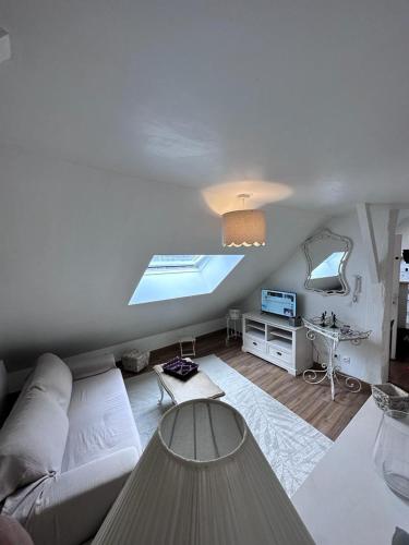 un salon avec un canapé blanc et une table dans l'établissement Cabello - Vannes centre 2 personnes St Patern, à Vannes