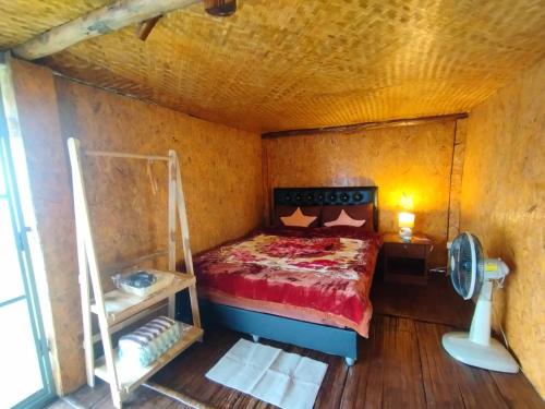 a small room with a bed and a ladder at ASA Private Homestay - บ้านนายพราน แนววินเทจ in Ban Huai Khai
