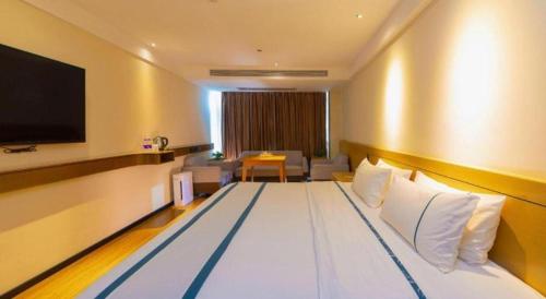 Postel nebo postele na pokoji v ubytování City Comfort Inn Zhanjiang Xuwen Port Wharf Passenger Station