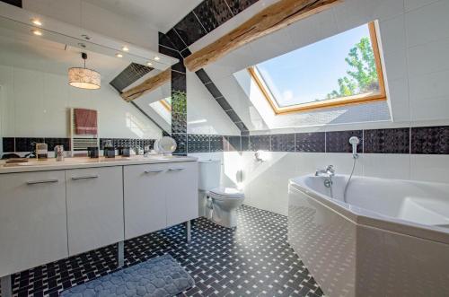 Un baño con bañera, lavabo e inodoro. en L'annexe, en Saint-Hilaire-sous-Romilly