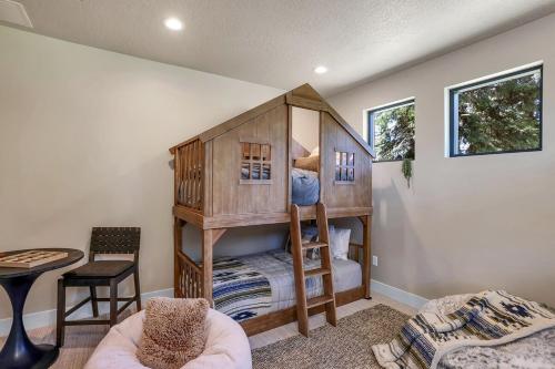 a bedroom with a bunk bed in a room at Violet Retreat in McCall