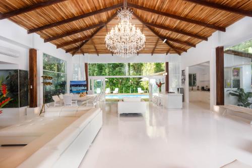 Μια τηλεόραση ή/και κέντρο ψυχαγωγίας στο Villa Paparazzi - Private Beachfront Villa