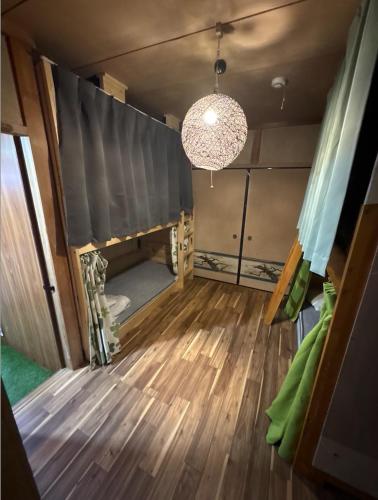 a room with a bed and a hanging light at 高野山ゲストハウス ラフテル Koyasan Guest House Laugh Tale in Hashimoto