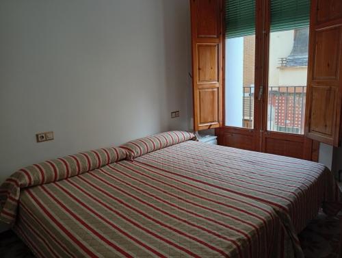 Ένα ή περισσότερα κρεβάτια σε δωμάτιο στο central apartment in Caspe