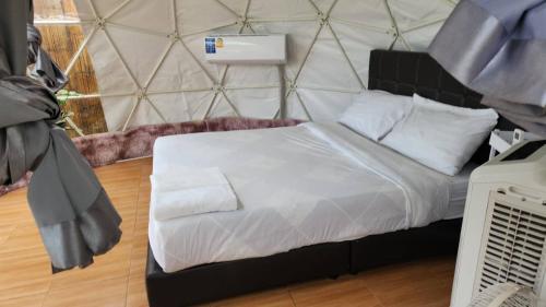 a bedroom with a bed in a tent at Monsaan ม่อนซาน in Mon Jam