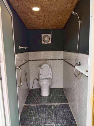 a small bathroom with a toilet and a sink at Monsaan ม่อนซาน in Mon Jam