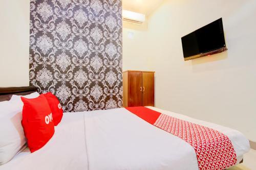 Ένα ή περισσότερα κρεβάτια σε δωμάτιο στο Hotel O Sleman Near Bandara Adi Sutjipto Formerly Joglo Sorogenen